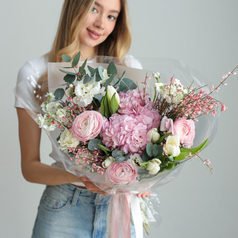 Букет с многослойной фактурой с ранункулюсами