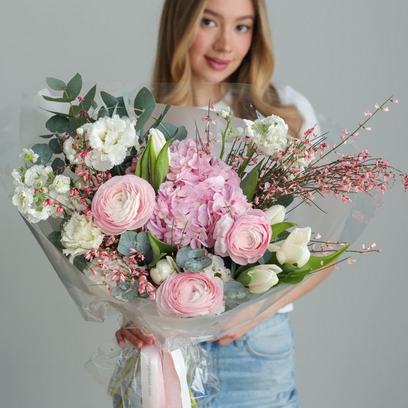 Букет с многослойной фактурой с ранункулюсами