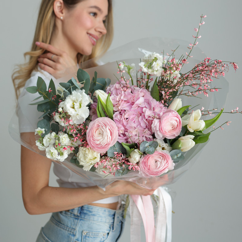 Букет с многослойной фактурой с ранункулюсами