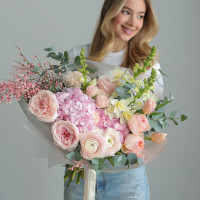 Букет с ранункулюсами, пионовидными розами и гортензией