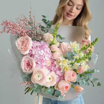 Букет с ранункулюсами, пионовидными розами и гортензией