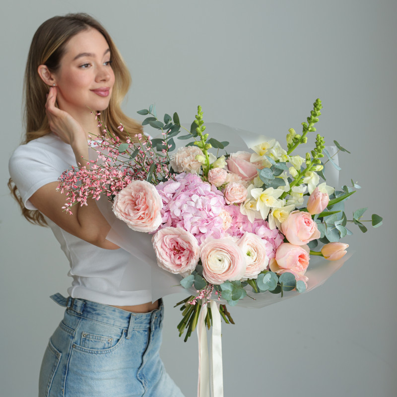 Букет с ранункулюсами, пионовидными розами и гортензией