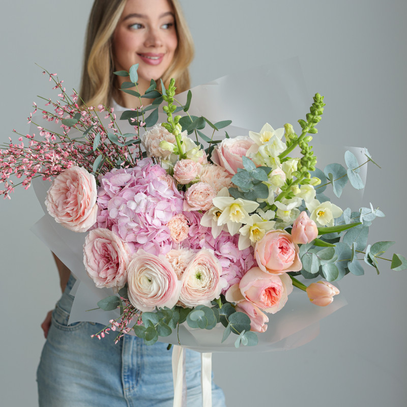 Букет с ранункулюсами, пионовидными розами и гортензией