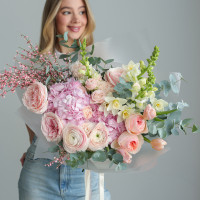 Букет с ранункулюсами, пионовидными розами и гортензией