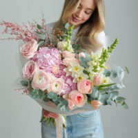 Букет с ранункулюсами, пионовидными розами и гортензией