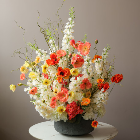 Интерьерная композиция с маттиолой, маками, гортензией и декоративной зеленью