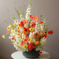 Интерьерная композиция с маттиолой, маками, гортензией и декоративной зеленью