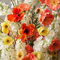 Интерьерная композиция с маттиолой, маками, гортензией и декоративной зеленью