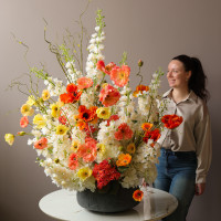 Интерьерная композиция с маттиолой, маками, гортензией и декоративной зеленью