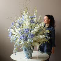 Интерьерная композиция с цветущими белыми и голубыми ветвями (искусственные цветы)