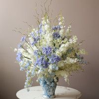 Интерьерная композиция с цветущими белыми и голубыми ветвями (искусственные цветы)