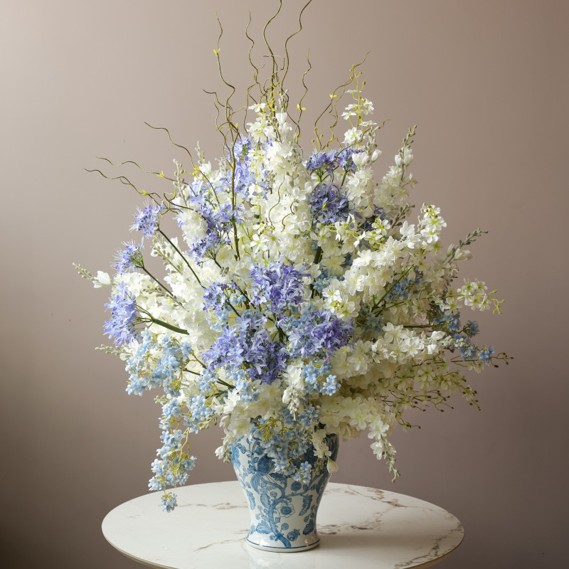 Интерьерная композиция с цветущими белыми и голубыми ветвями (искусственные цветы)