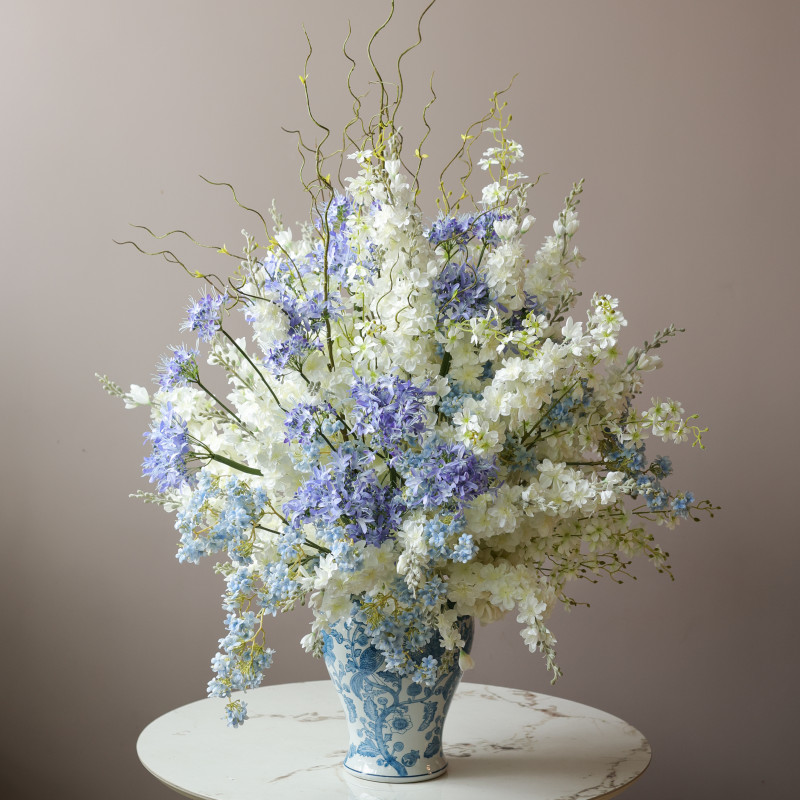 Интерьерная композиция с цветущими белыми и голубыми ветвями (искусственные цветы)