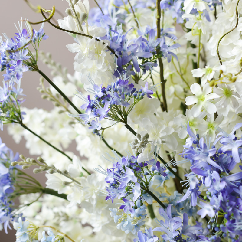 Интерьерная композиция с цветущими белыми и голубыми ветвями (искусственные цветы)