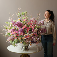 Интерьерная композиция  Летний сад в металлическом вазоне в английском стиле  (искусственные цветы)