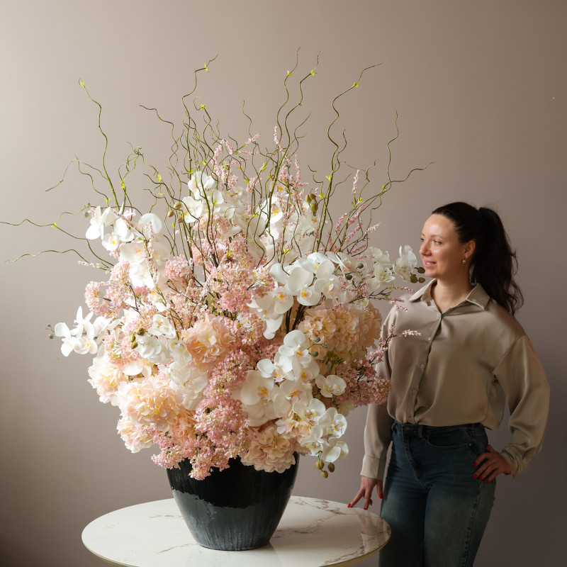 Интерьерная объемная композиция с белыми орхидеями и гортензией (искусственные цветы)