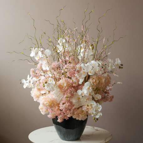 Интерьерная объемная композиция с белыми орхидеями и гортензией (искусственные цветы)