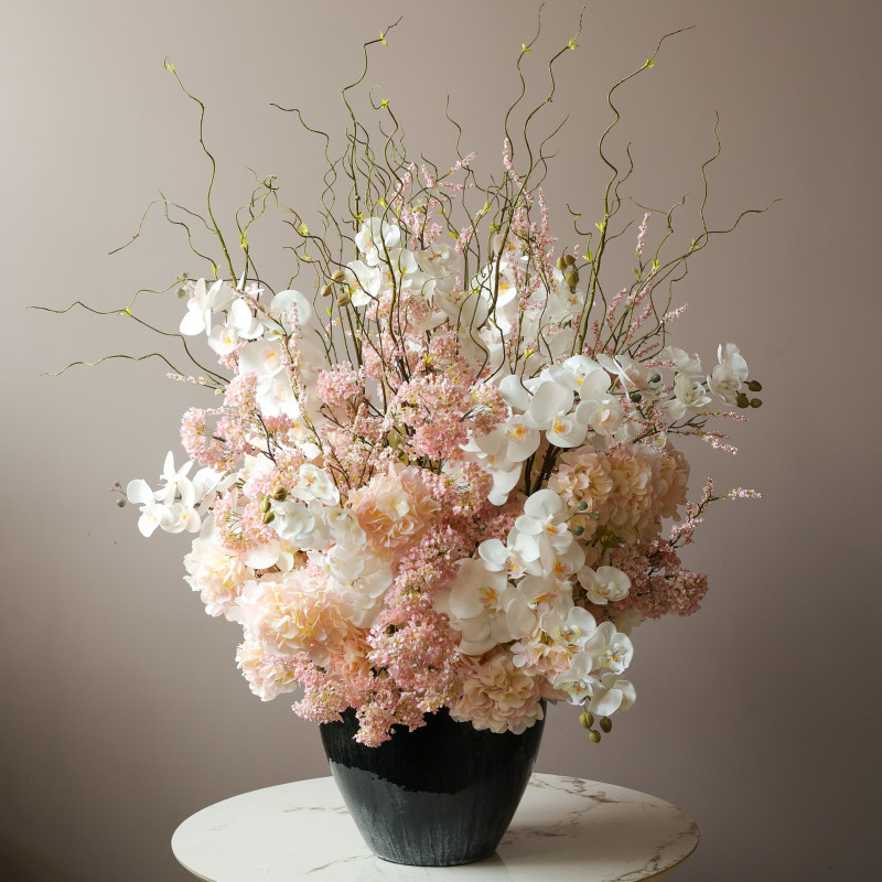 Интерьерная объемная композиция с белыми орхидеями и гортензией (искусственные цветы)