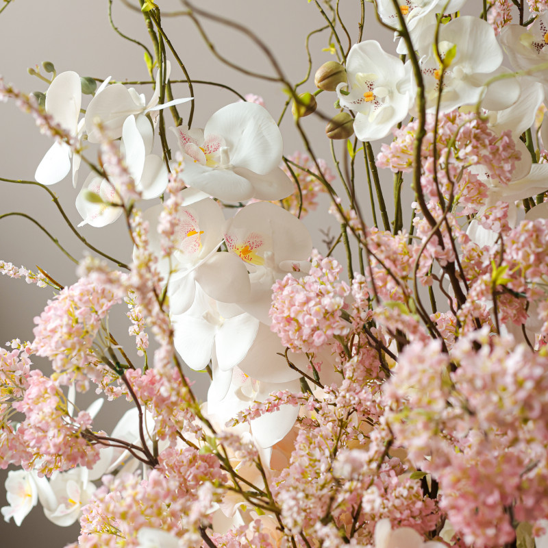 Интерьерная объемная композиция с белыми орхидеями и гортензией (искусственные цветы)