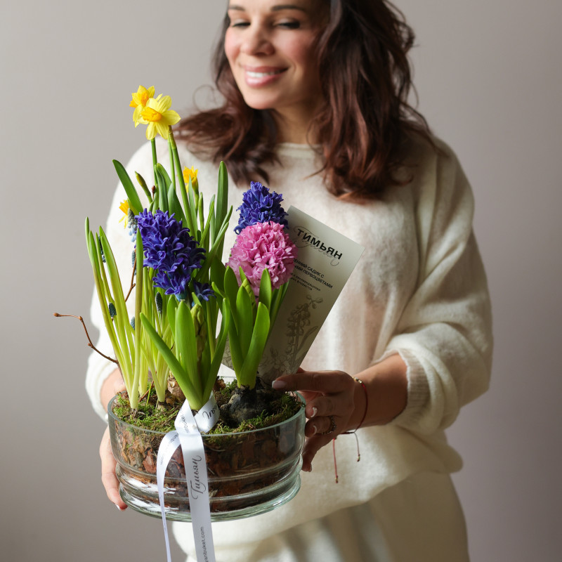 Весенний садик с гиацинтами, мускари и нарциссами в стекле, d=18 см