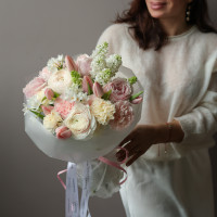 Круглый весенний букет с ранункулюсами и сиренью