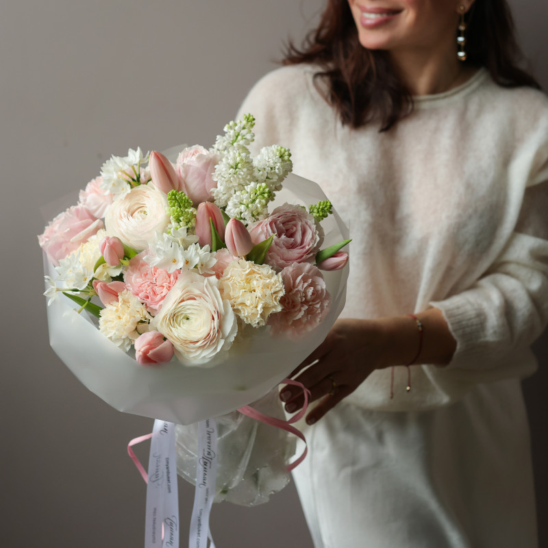 Круглый весенний букет с ранункулюсами и сиренью