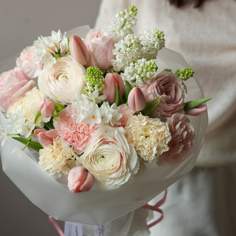 Круглый весенний букет с ранункулюсами и сиренью