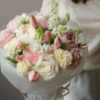 Круглый весенний букет с ранункулюсами и сиренью