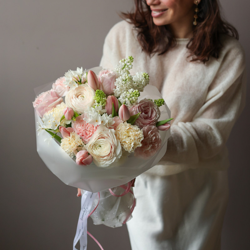 Круглый весенний букет с ранункулюсами и сиренью