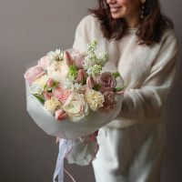 Круглый весенний букет с ранункулюсами и сиренью