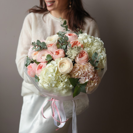 Круглый букет с пионовидными розами, гортензией и ранункулюсами