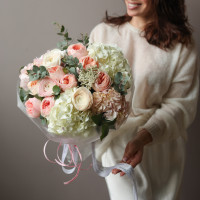 Круглый букет с пионовидными розами, гортензией и ранункулюсами