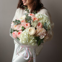 Круглый букет с пионовидными розами, гортензией и ранункулюсами