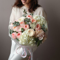 Круглый букет с пионовидными розами, гортензией и ранункулюсами