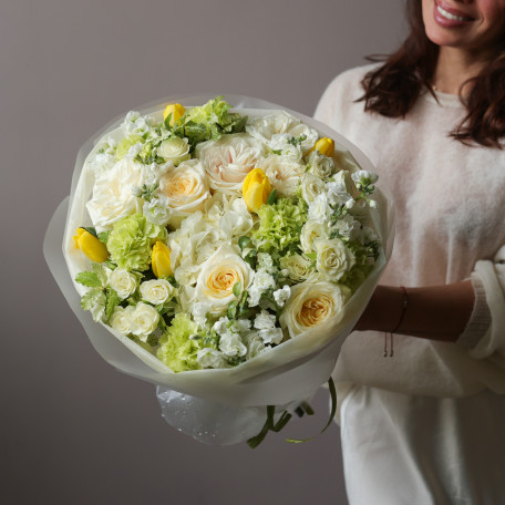 Круглый весенний букет в свежей бело-лаймовой гамме