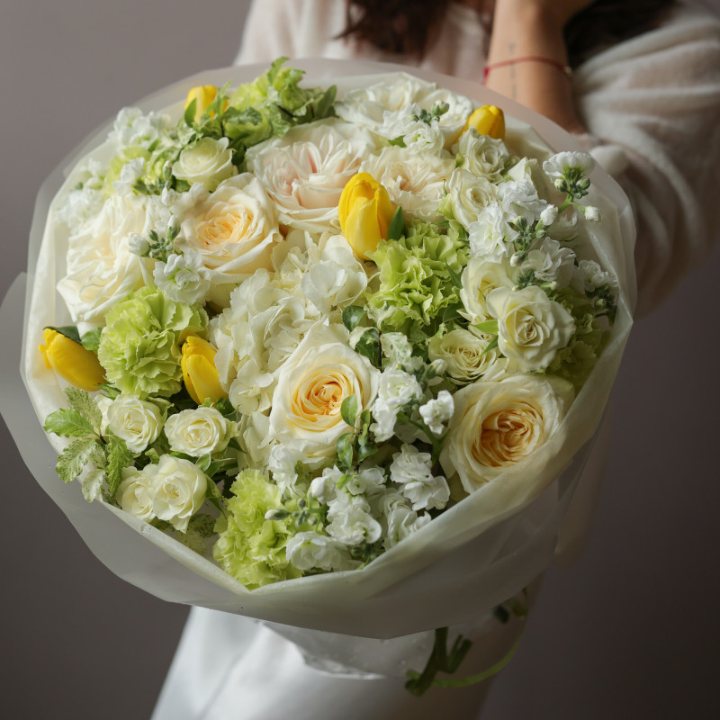 Круглый весенний букет в свежей бело-лаймовой гамме