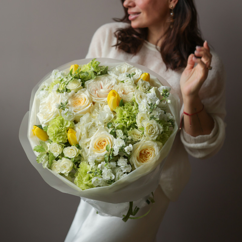 Круглый весенний букет в свежей бело-лаймовой гамме