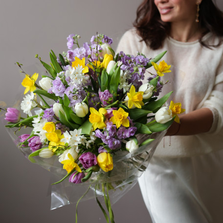 Весенний яркий букет с тюльпанами и нарциссами