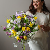 Весенний яркий букет с тюльпанами и нарциссами