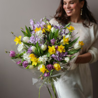 Весенний яркий букет с тюльпанами и нарциссами