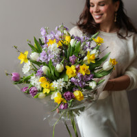 Весенний яркий букет с тюльпанами и нарциссами