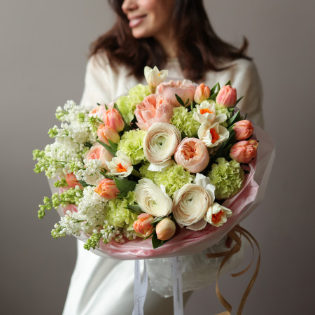 Весенний ароматный букет с ранункулюсами и сиренью