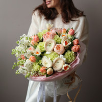 Весенний ароматный букет с ранункулюсами и сиренью