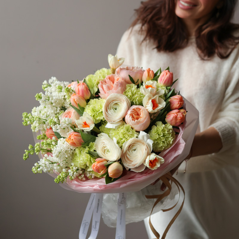 Весенний ароматный букет с ранункулюсами и сиренью