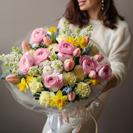 Сочный весенний букет с розовыми ранункулюсами