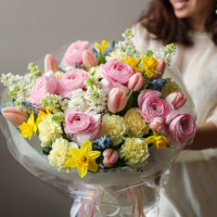 Сочный весенний букет с розовыми ранункулюсами