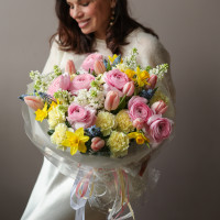 Сочный весенний букет с розовыми ранункулюсами