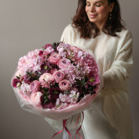 Круглый букет в потрясающем сочетании розового и бургунди