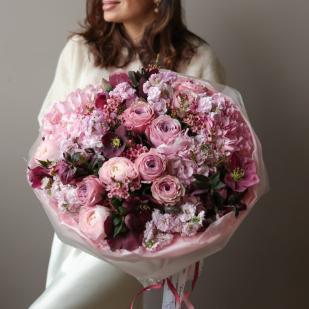 Круглый букет в потрясающем сочетании розового и бургунди