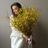 Весенний букет из веток форзиции